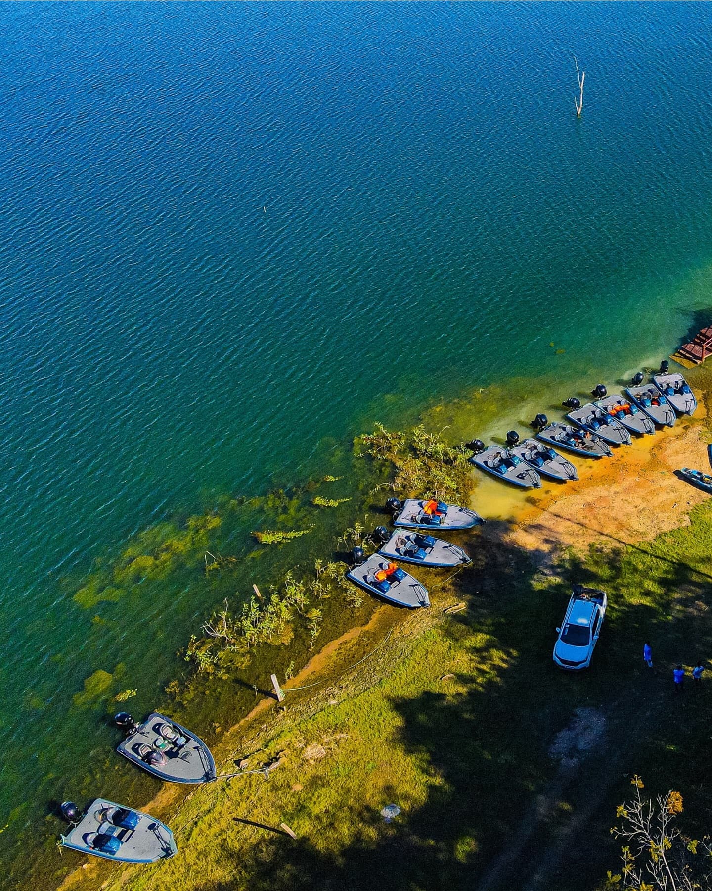 Vista aérea da frota de bass boats do Manso Fishing Resort ancorada na margem do Lago do Manso