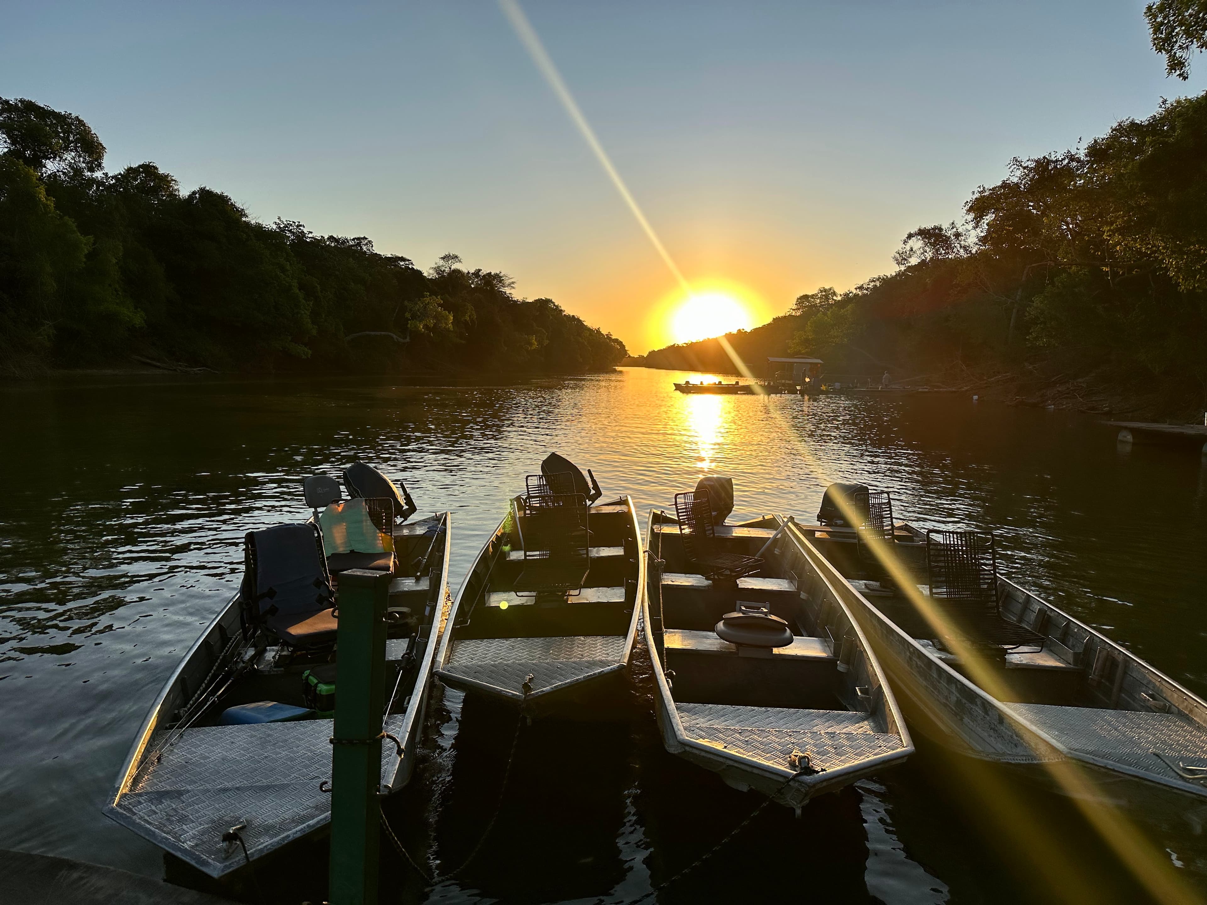 Aluminum fishing boats docked on the river at sunset at Pousada Recanto Xingu, Canarana (MT)